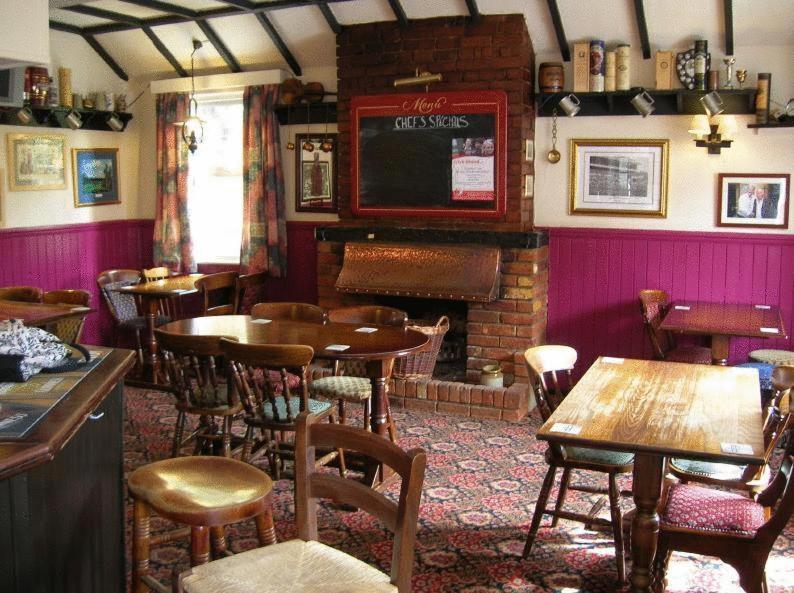 The Emmbrook Inn Hotel Wokingham Dış mekan fotoğraf