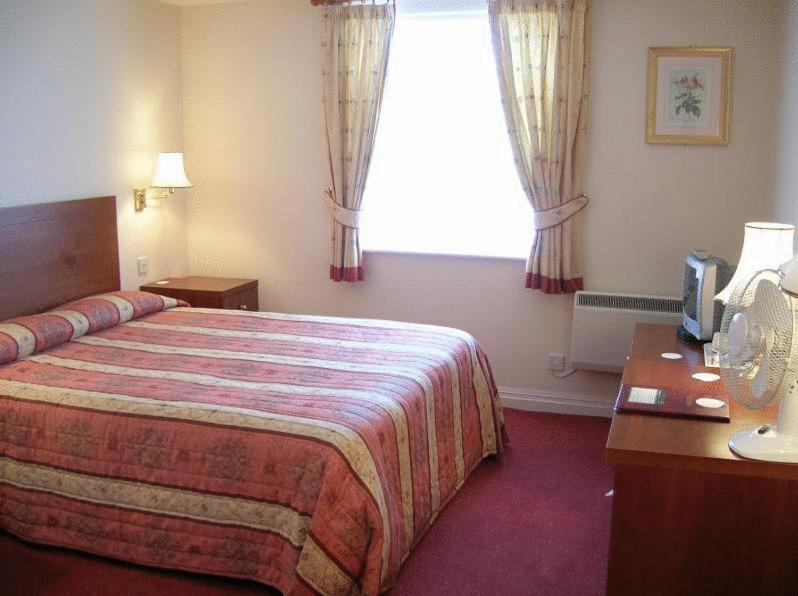 The Emmbrook Inn Hotel Wokingham Dış mekan fotoğraf